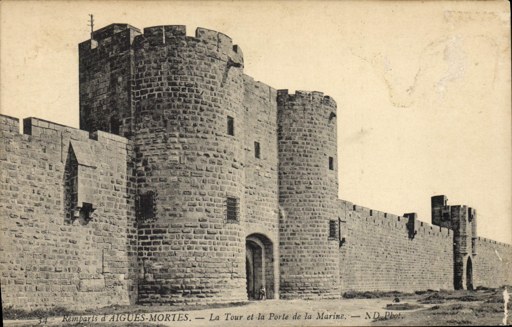 CPA Remparts D'Aigues Mortes la tour et la porte de la marine 