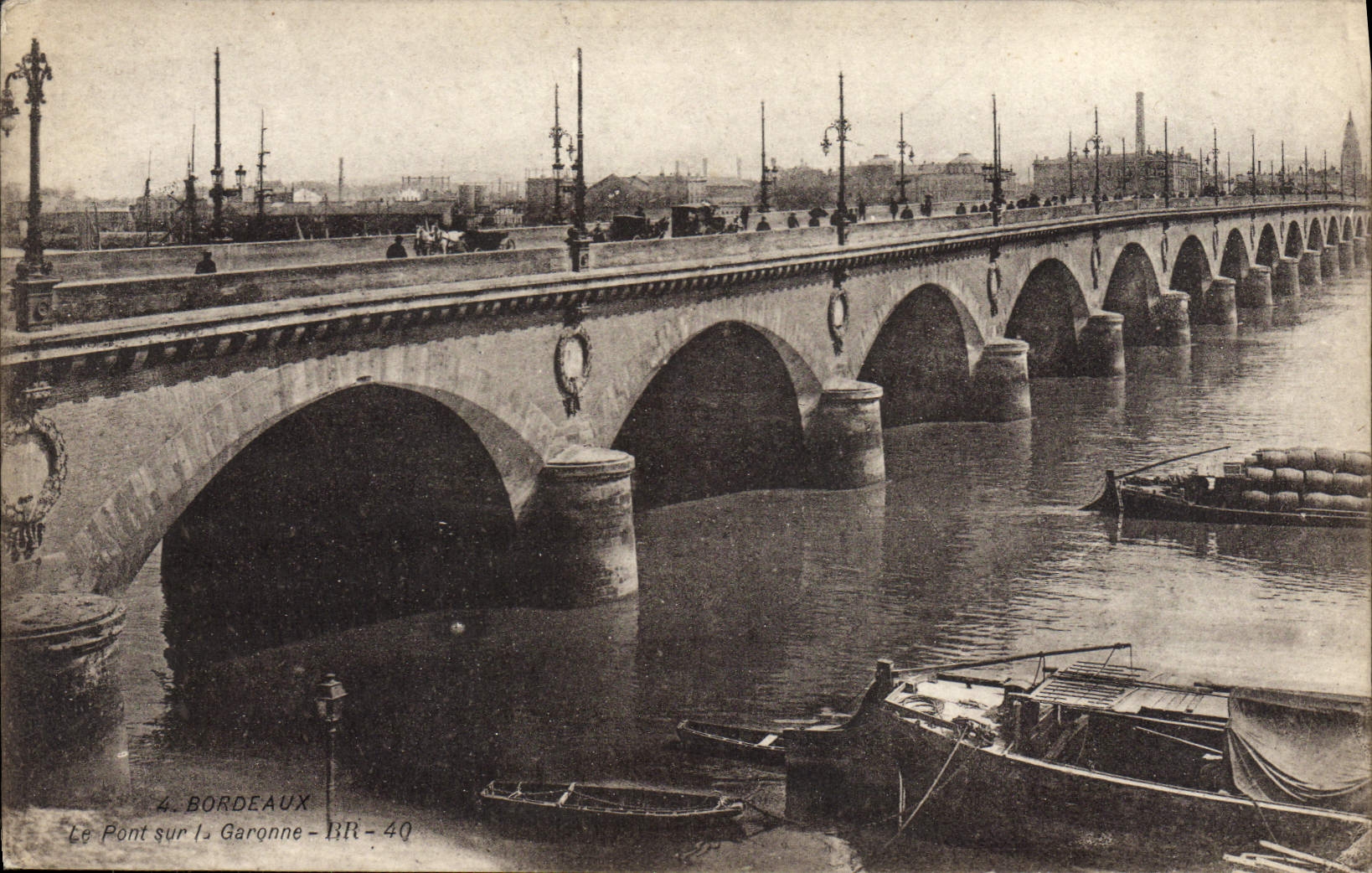 POSTAL Bourdeaux de la VENDIMIA el puente en la lancha a remolque del barco de Garona