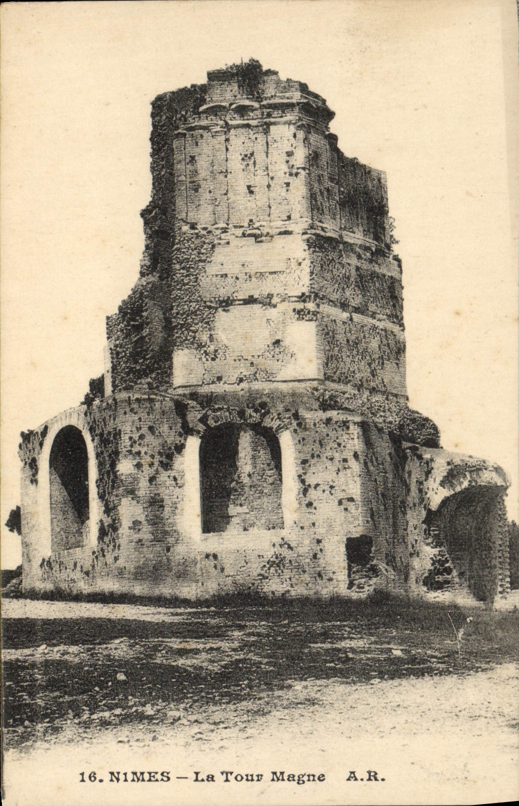 CPA Nimes La Tour Magne