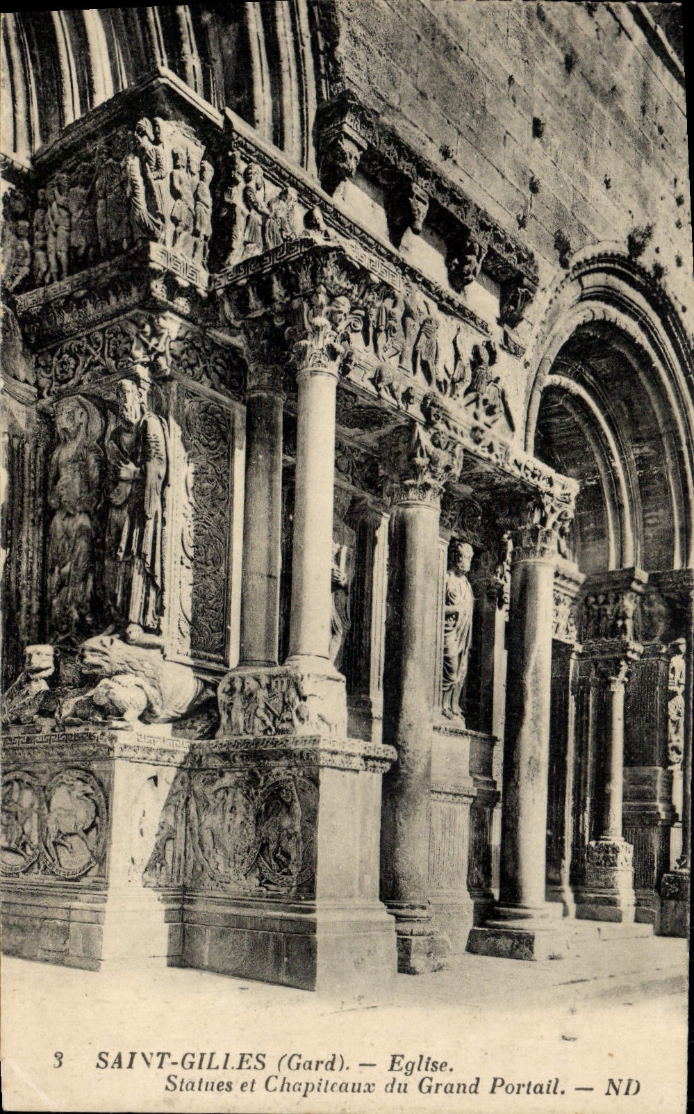 CPA Saint Gilles Eglise Statues et chapiteaux du grand portail