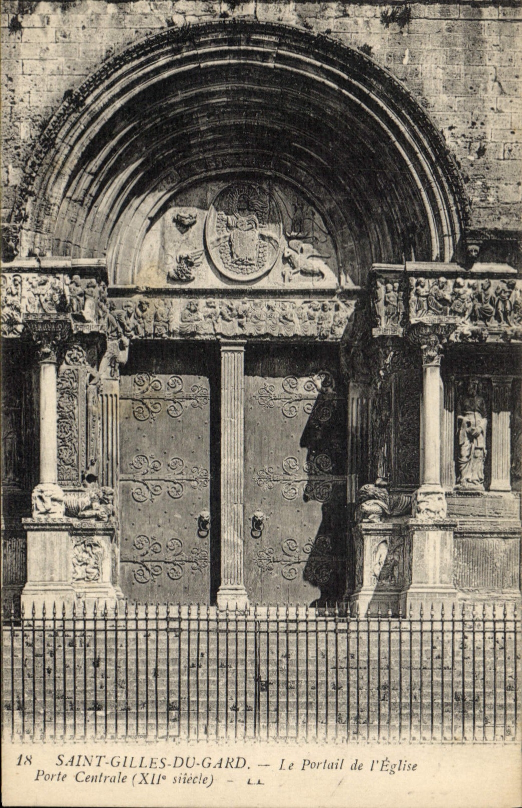 CPA Saint Gilles Du Gard Le Portail De I'Eglise Porte centrale