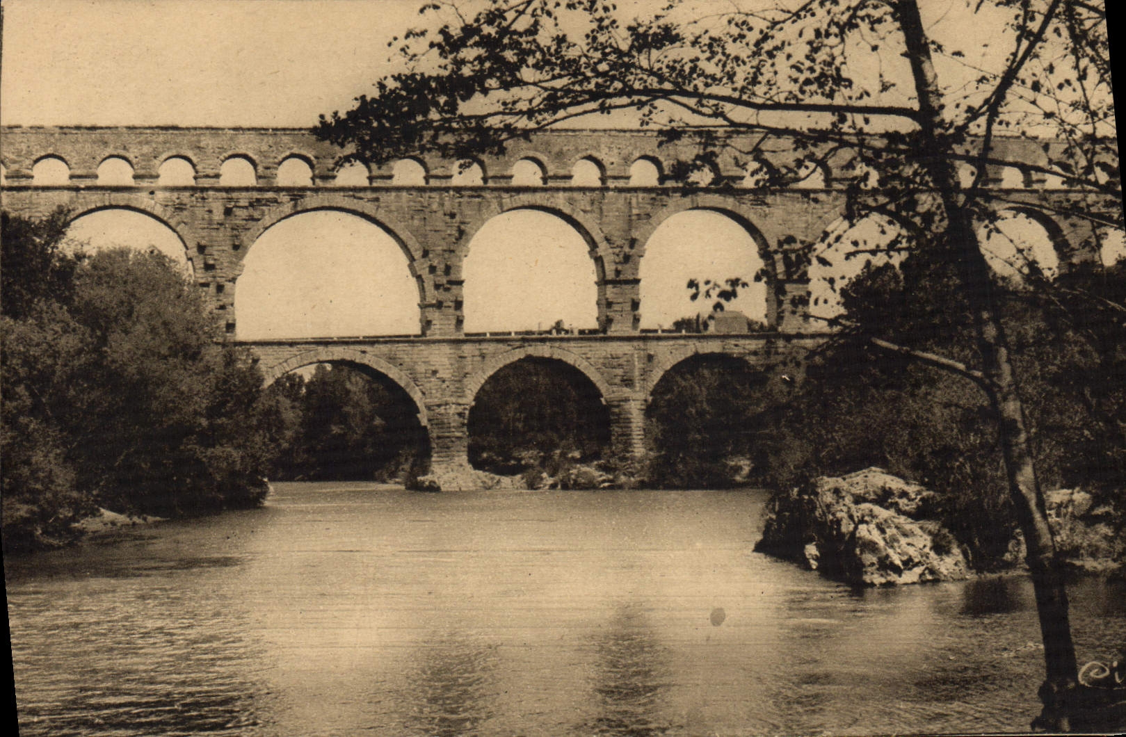 VINTAGE POSTCARD Surroundings D' Uzes the Bridge Of Gard