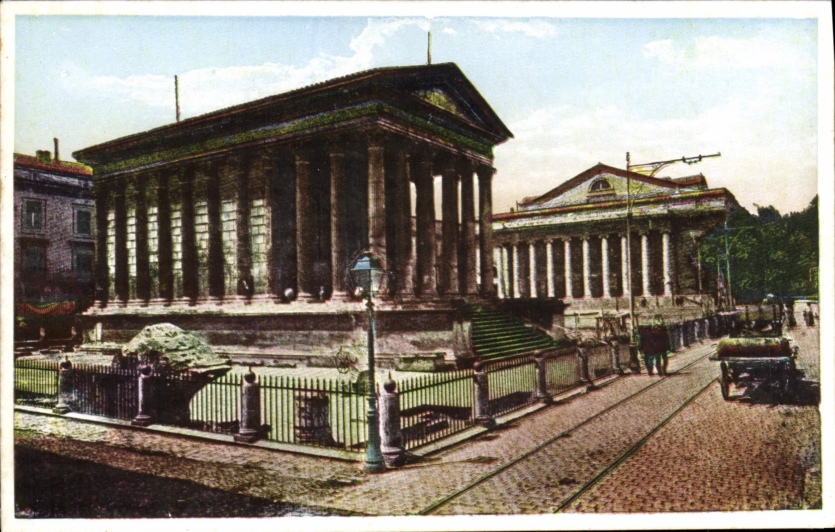CPA Nimes Le Theatre Et La Maison Carree