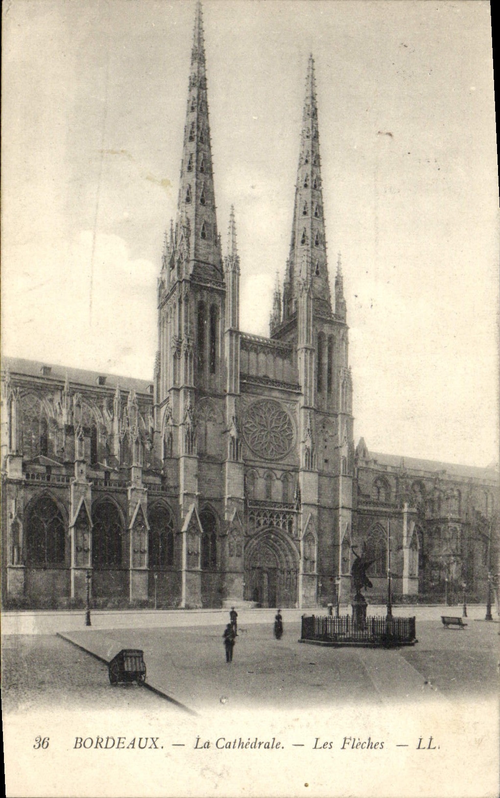 CPA Bordeaux La Cathedrale Les Fleches