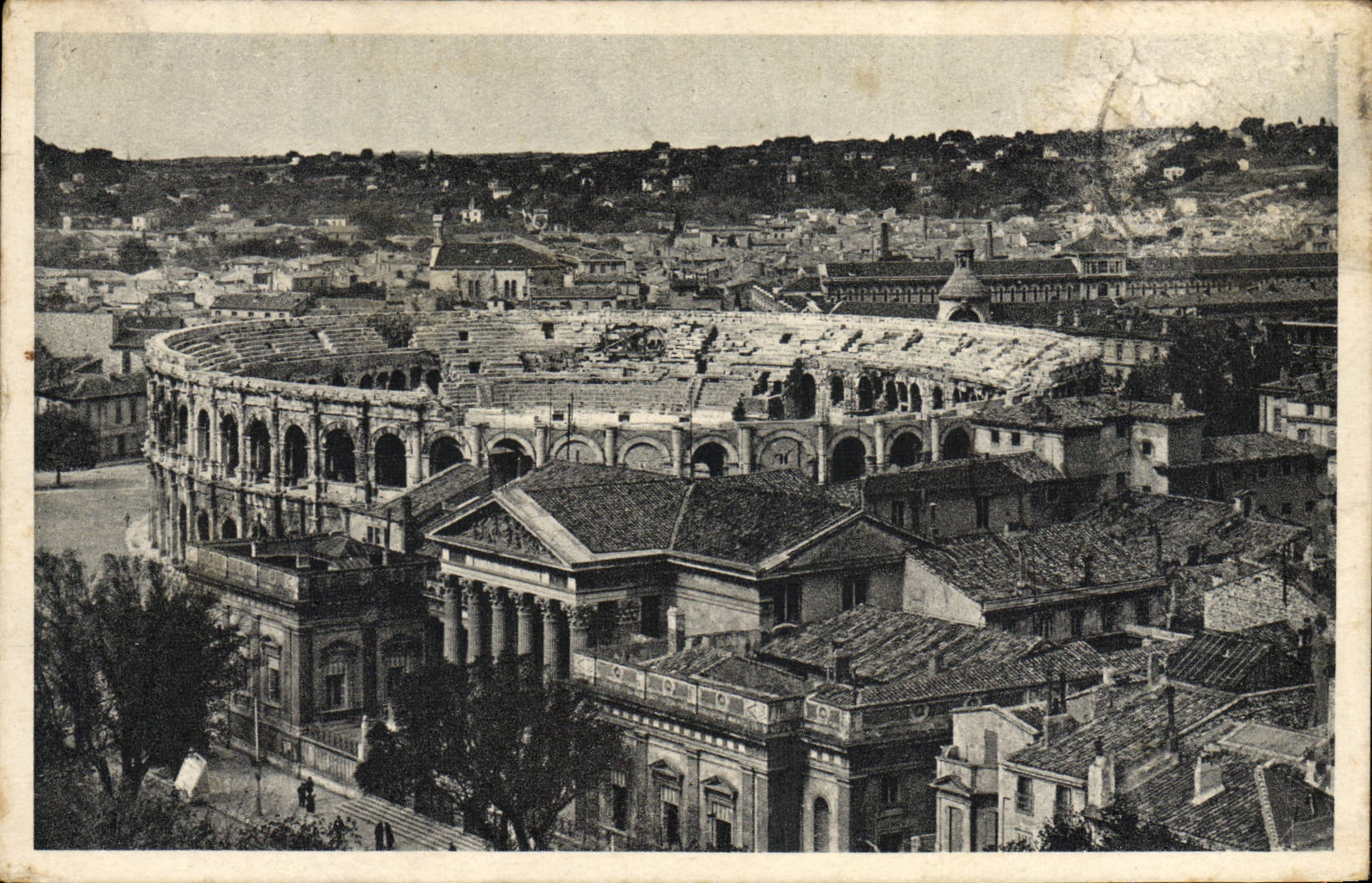 CPA Nimes Les Arenes Et Vue Generale