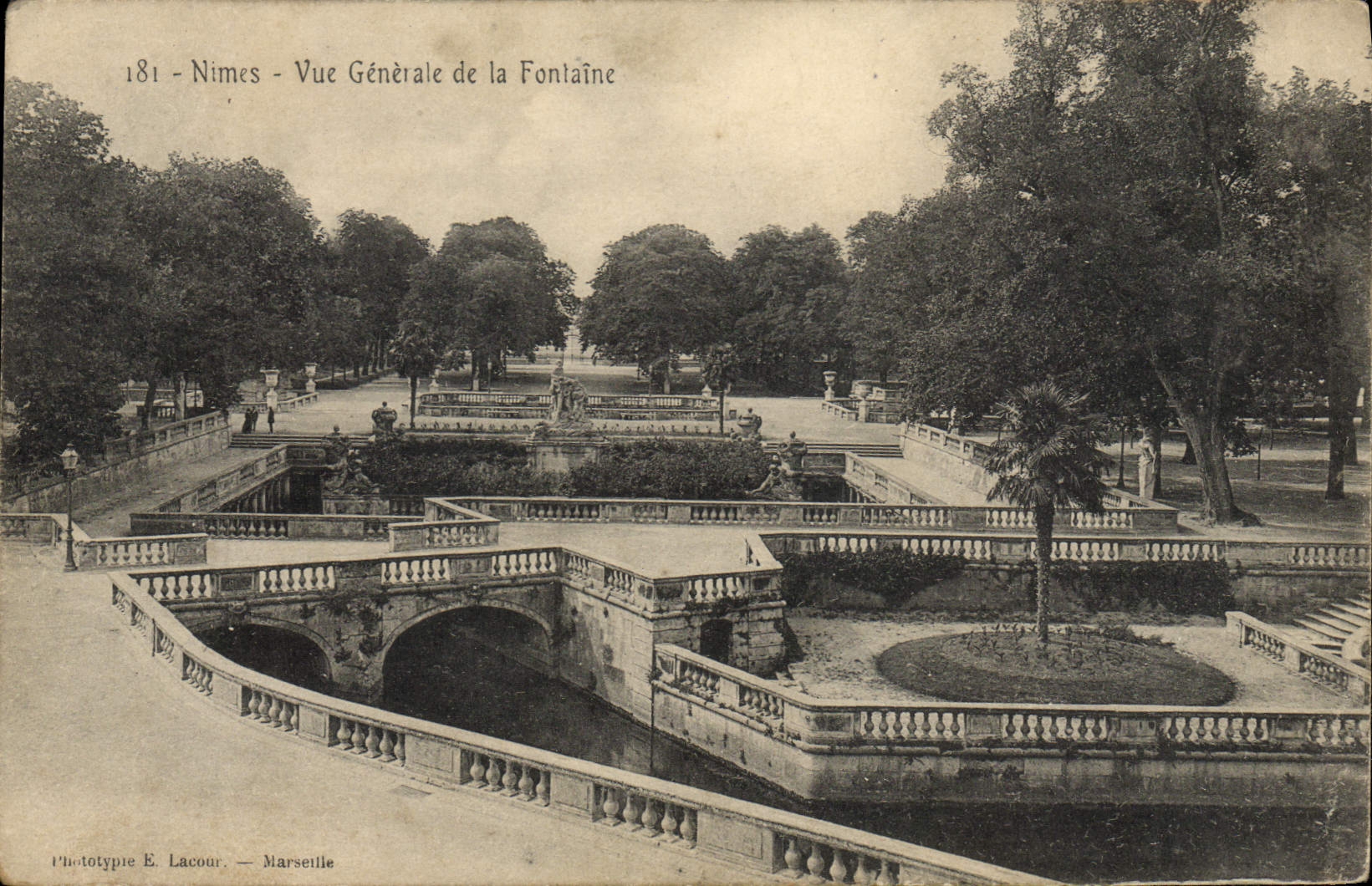 CPA Nimes Vue Generale De La Fontaine