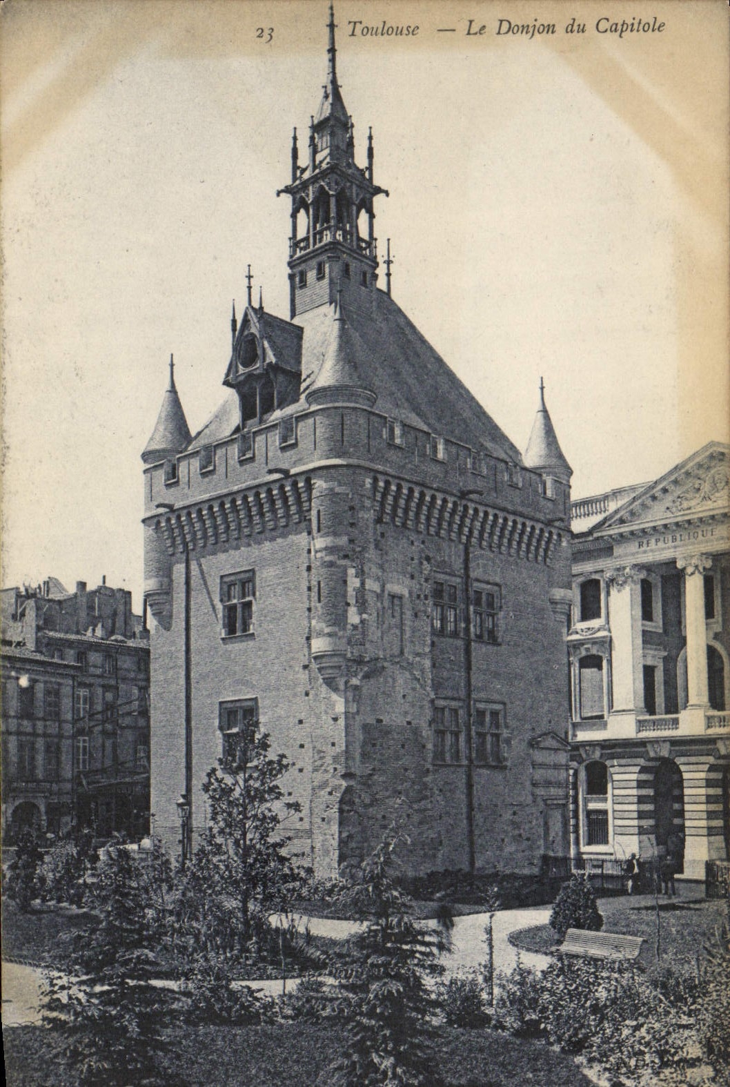 CPA Toulouse Le Donjon Du Capitole