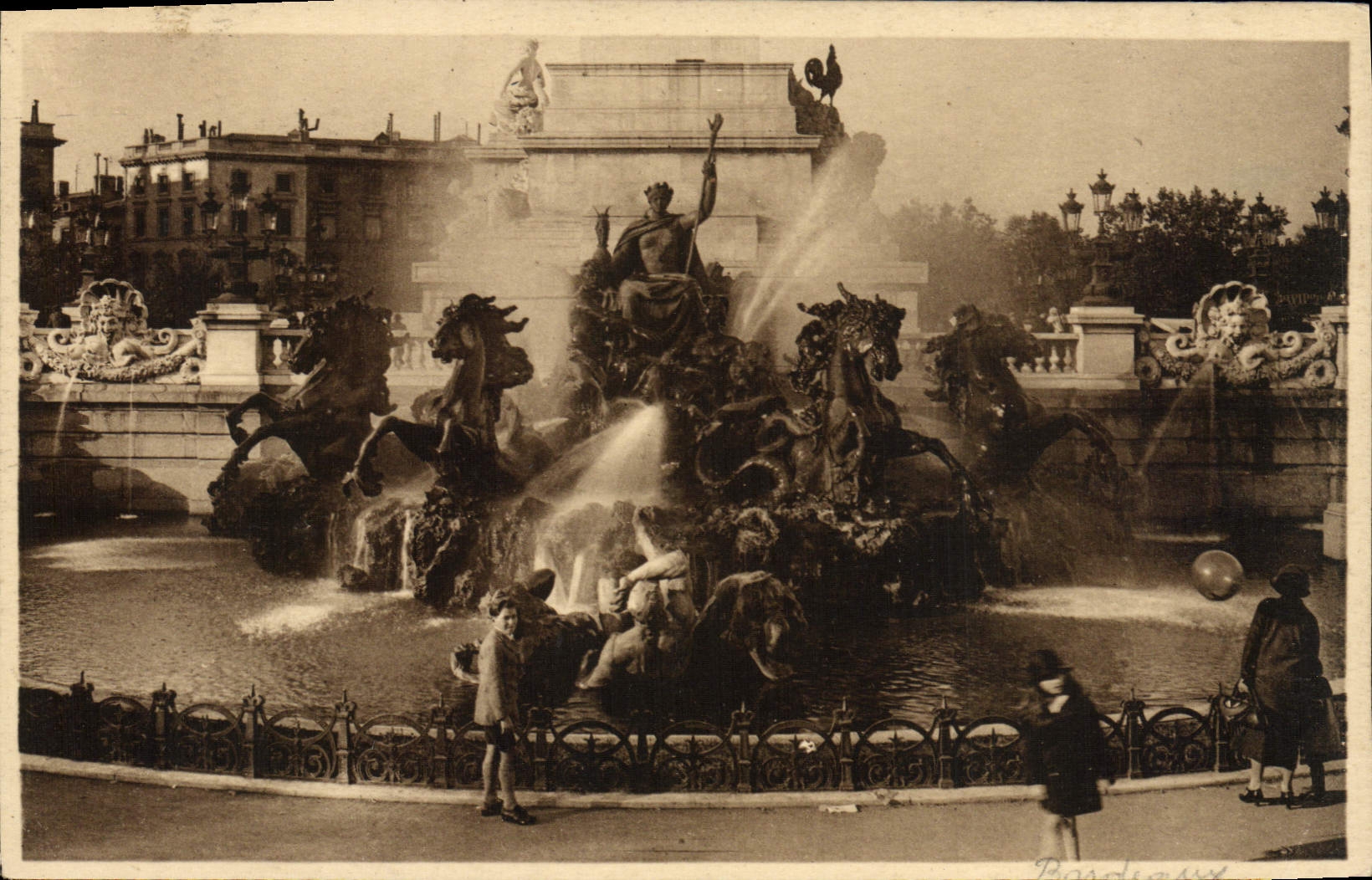 CPA Bordeaux Le Monument Des Girondins