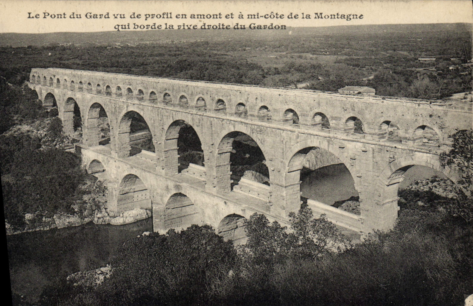 CPA Le Pont Du Gard vu de profil