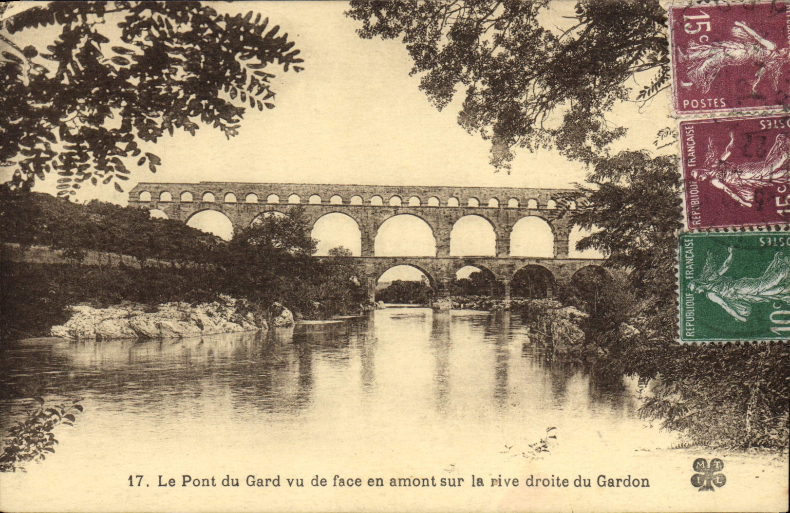 CPA Le Pont Du Gard Vu De Face En Amont sur la rive droite du Gardon
