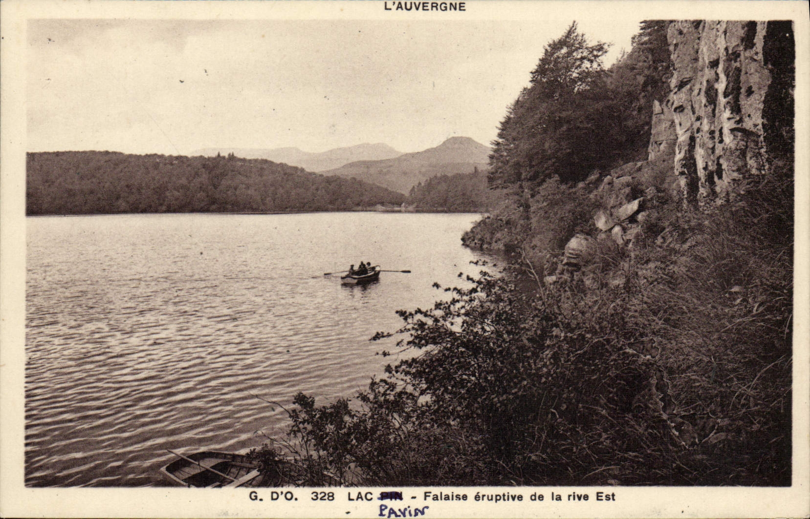 VINTAGE POSTCARD Lake Pavin Eruptive Cliff Of the Bank East