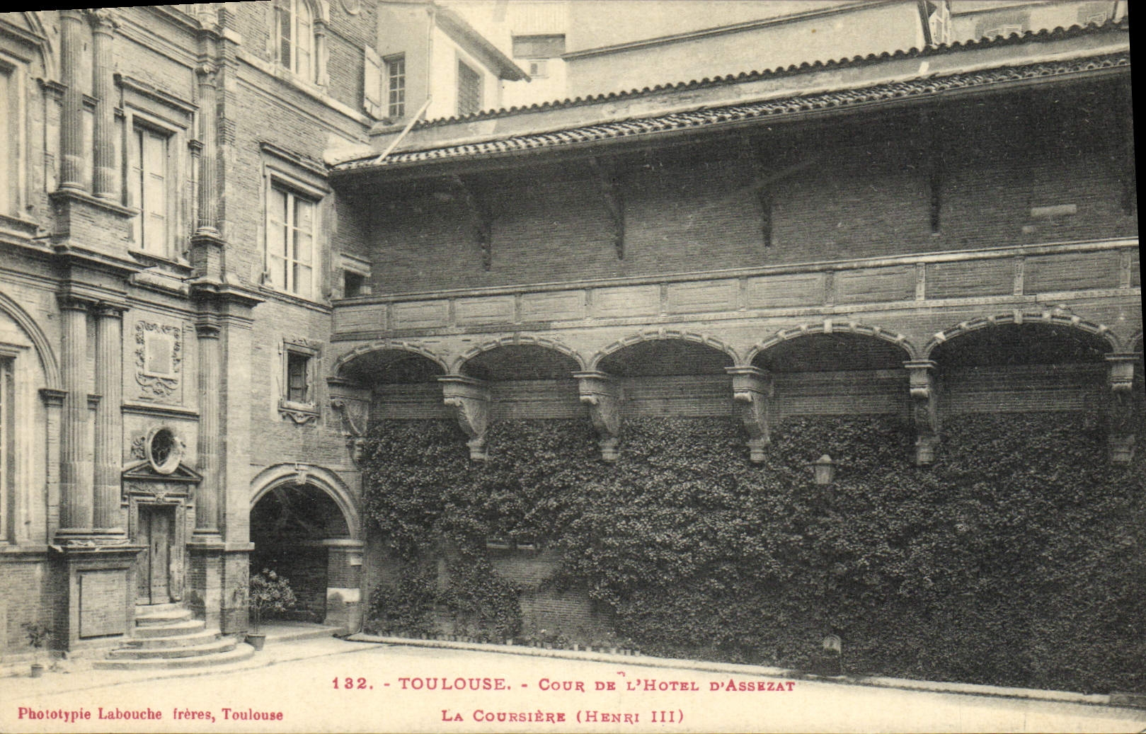 CPA Toulouse Cour De L'Hotel D'Assezat La Coursiere Henri III