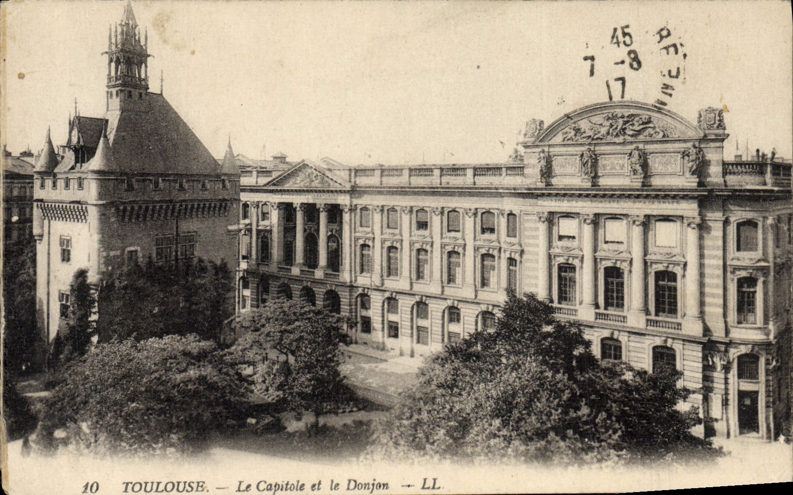 VINTAGE POSTCARD Toulouse Capitole And the Keep