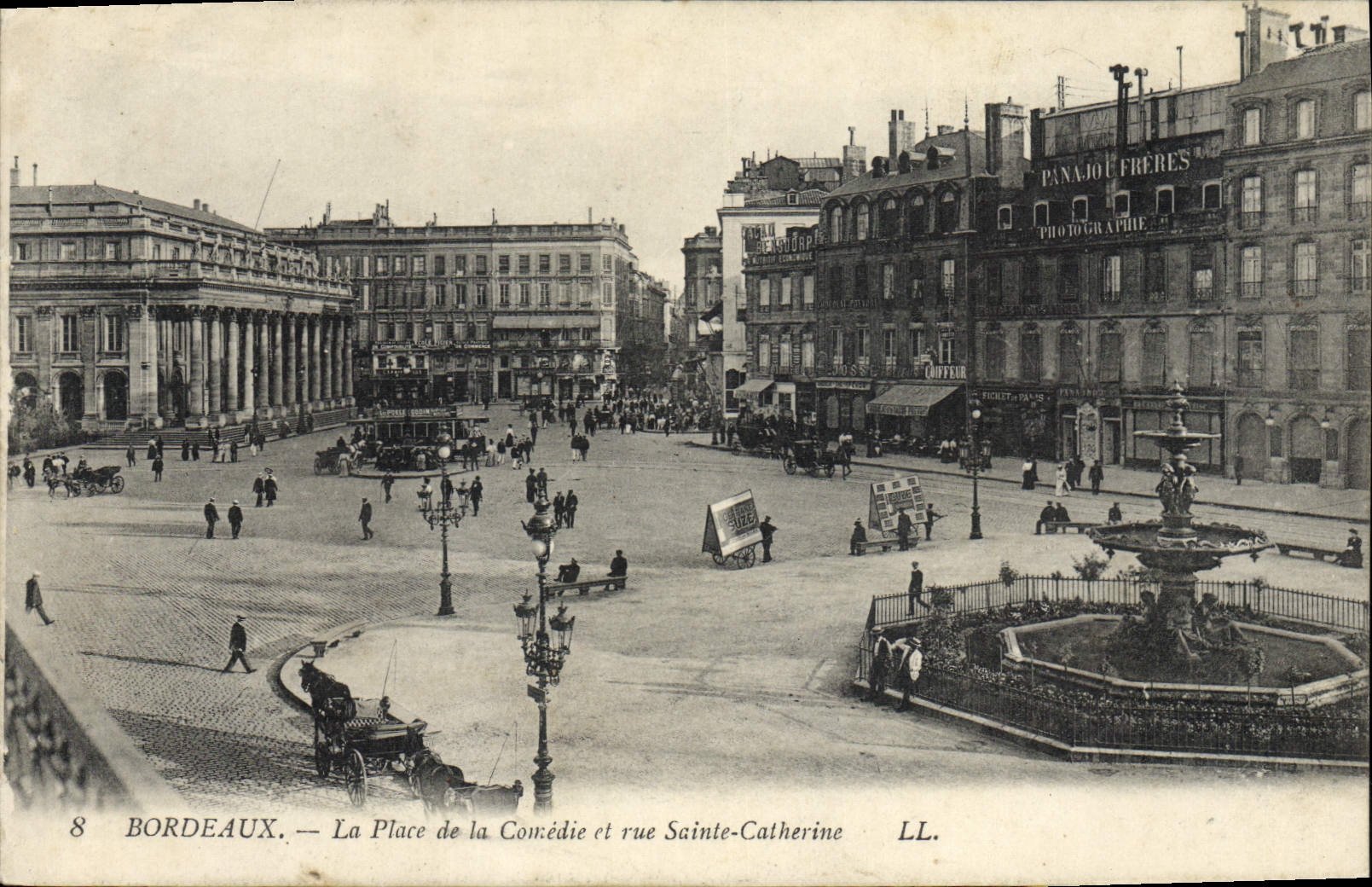 CPA Bordeaux La Place de la Couredie et rue Sainte Catherine