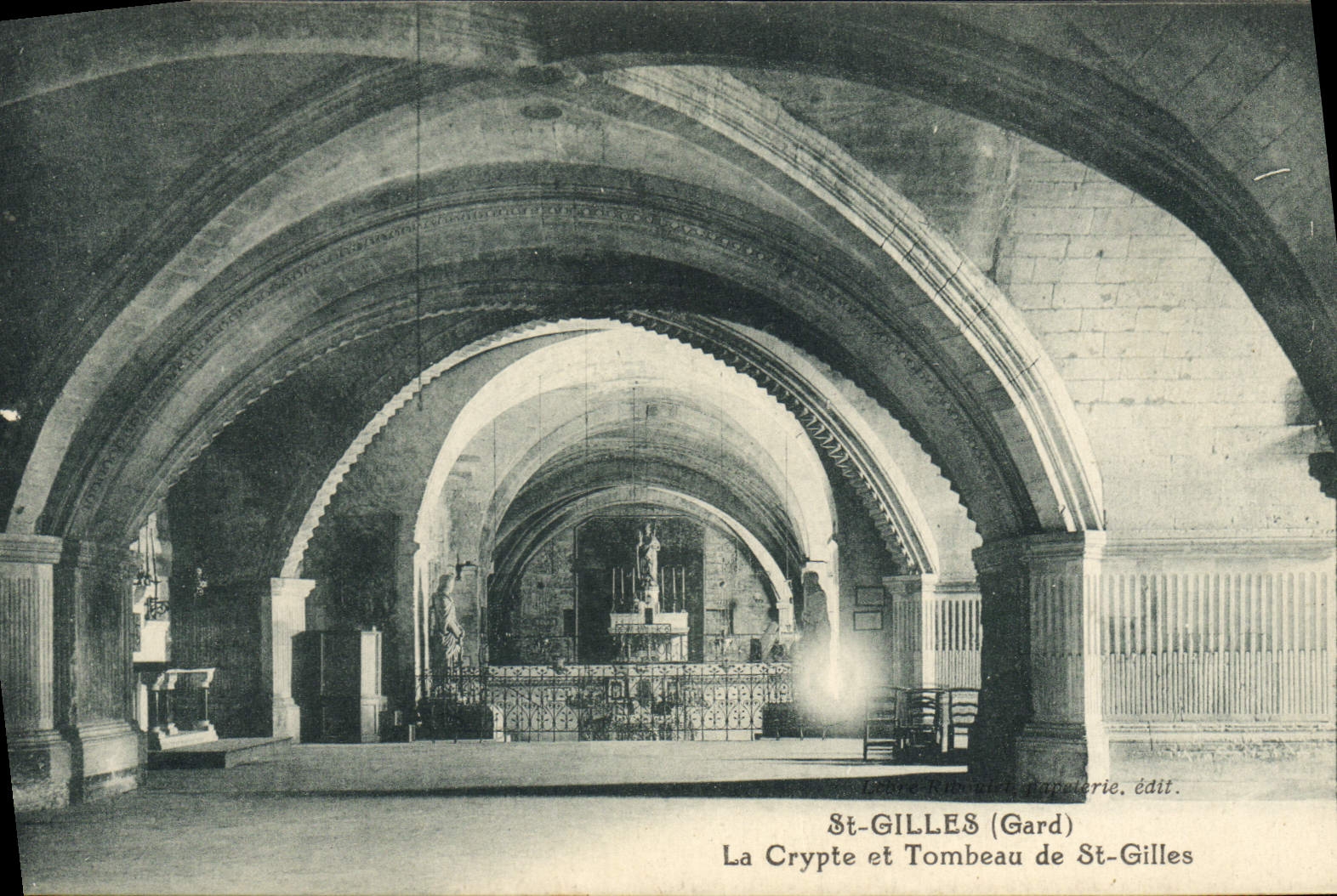 CPA St Gilles La Crypte et Tombeau de St Gilles