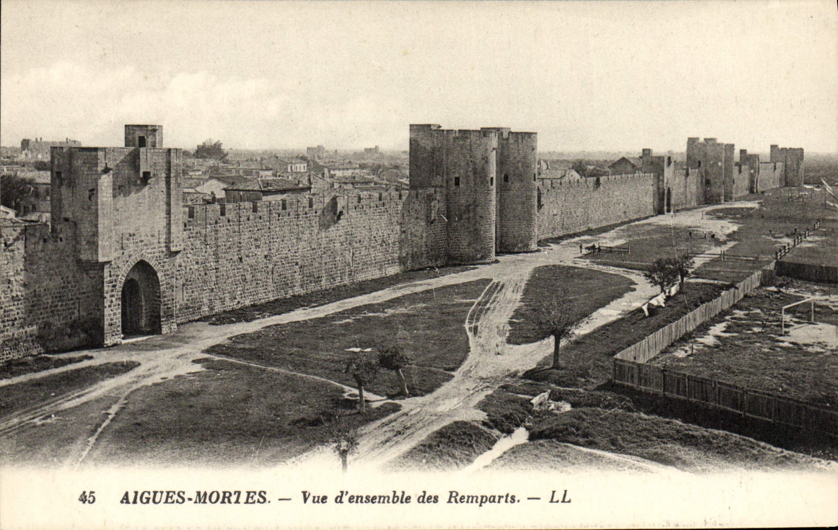 CPA Aigues Mortes Vue d'ensemble des remparts