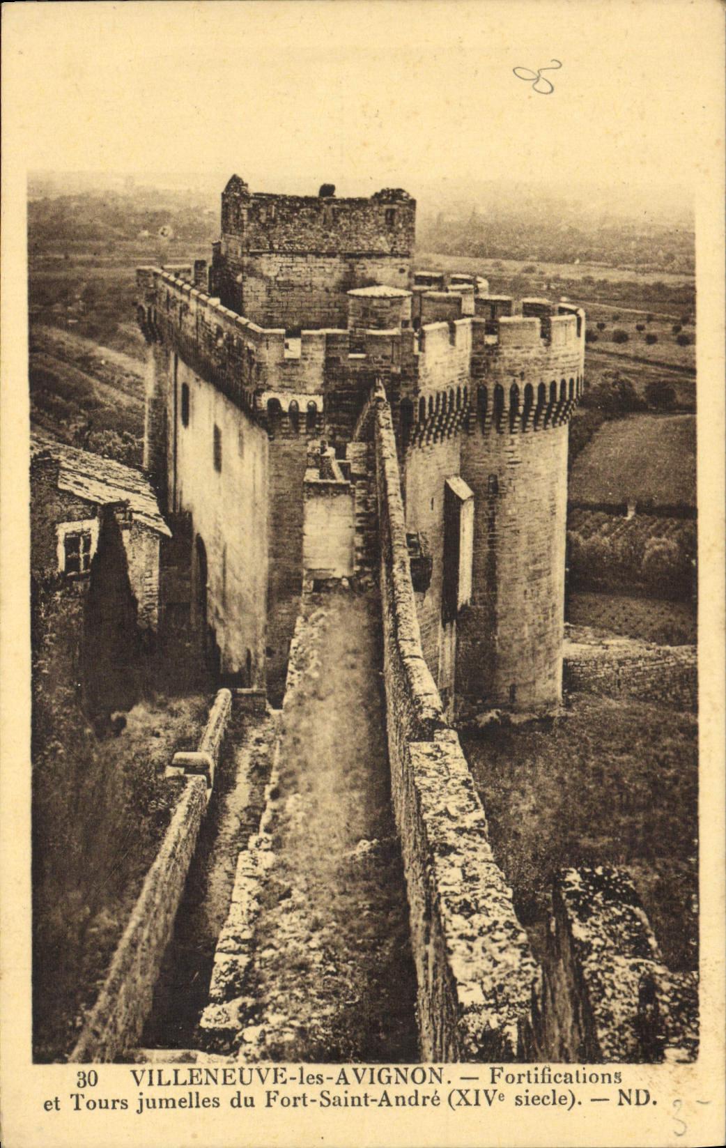 CPA Villeneuve Les Avignon Fortifications et tours jumelles du Fort Saint Andre