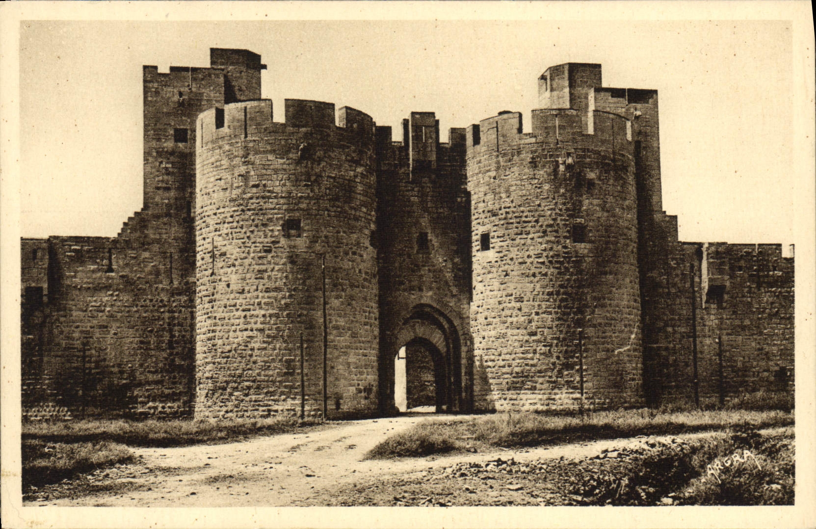 CPA Aigues Mortes La Porte De La Reine