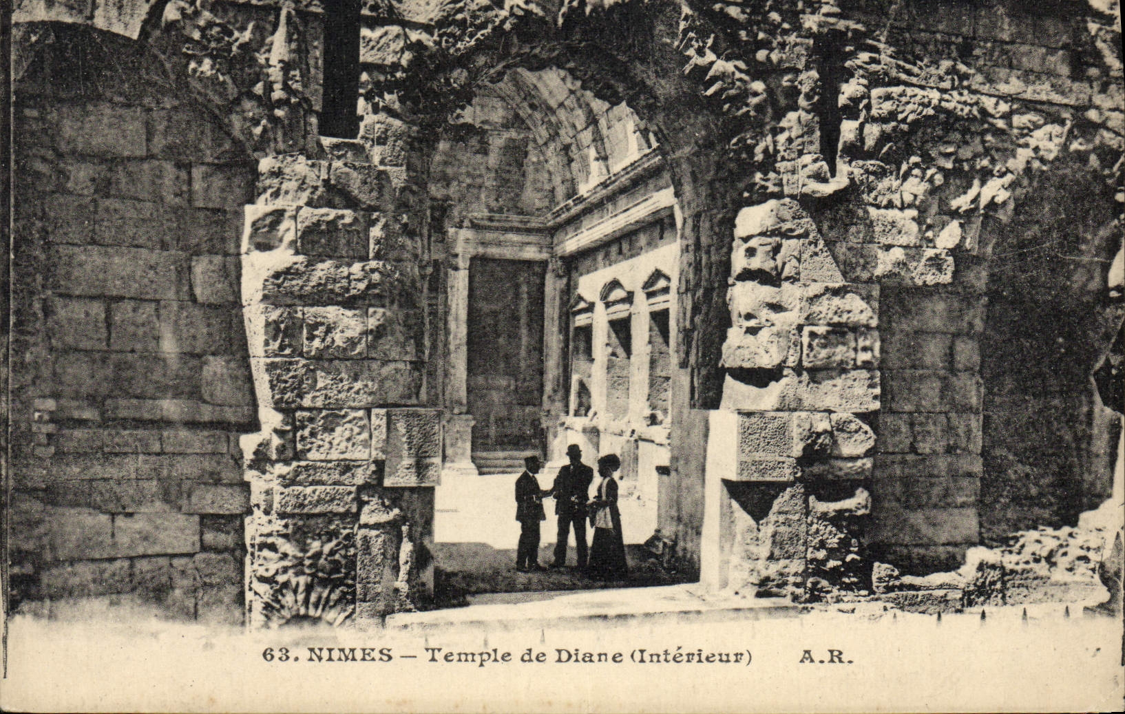 CPA Nimes Temple De Diane Interieur