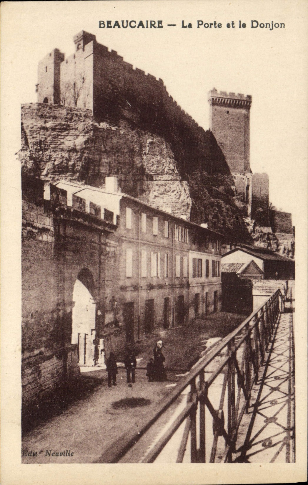 CPA Beaucaire La Porte Et Le Donjon