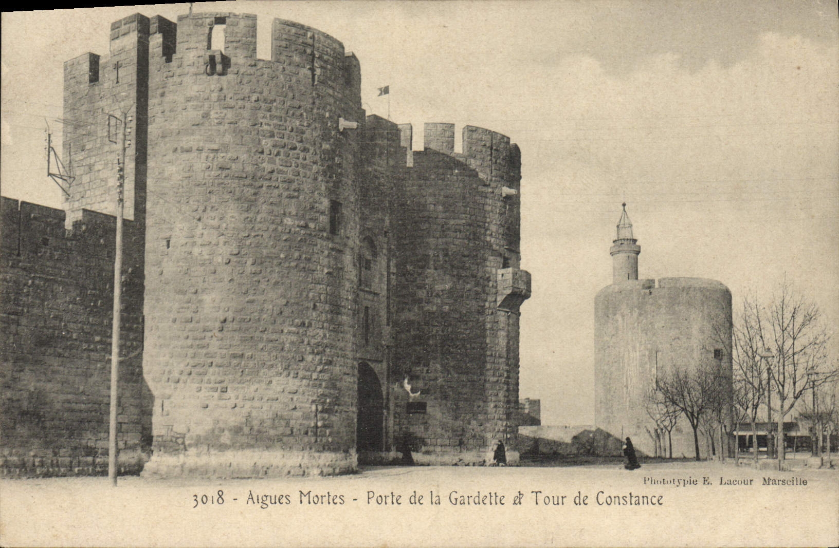 CPA Aigues Mortes Porte De La Gardette Et Tour De Constance