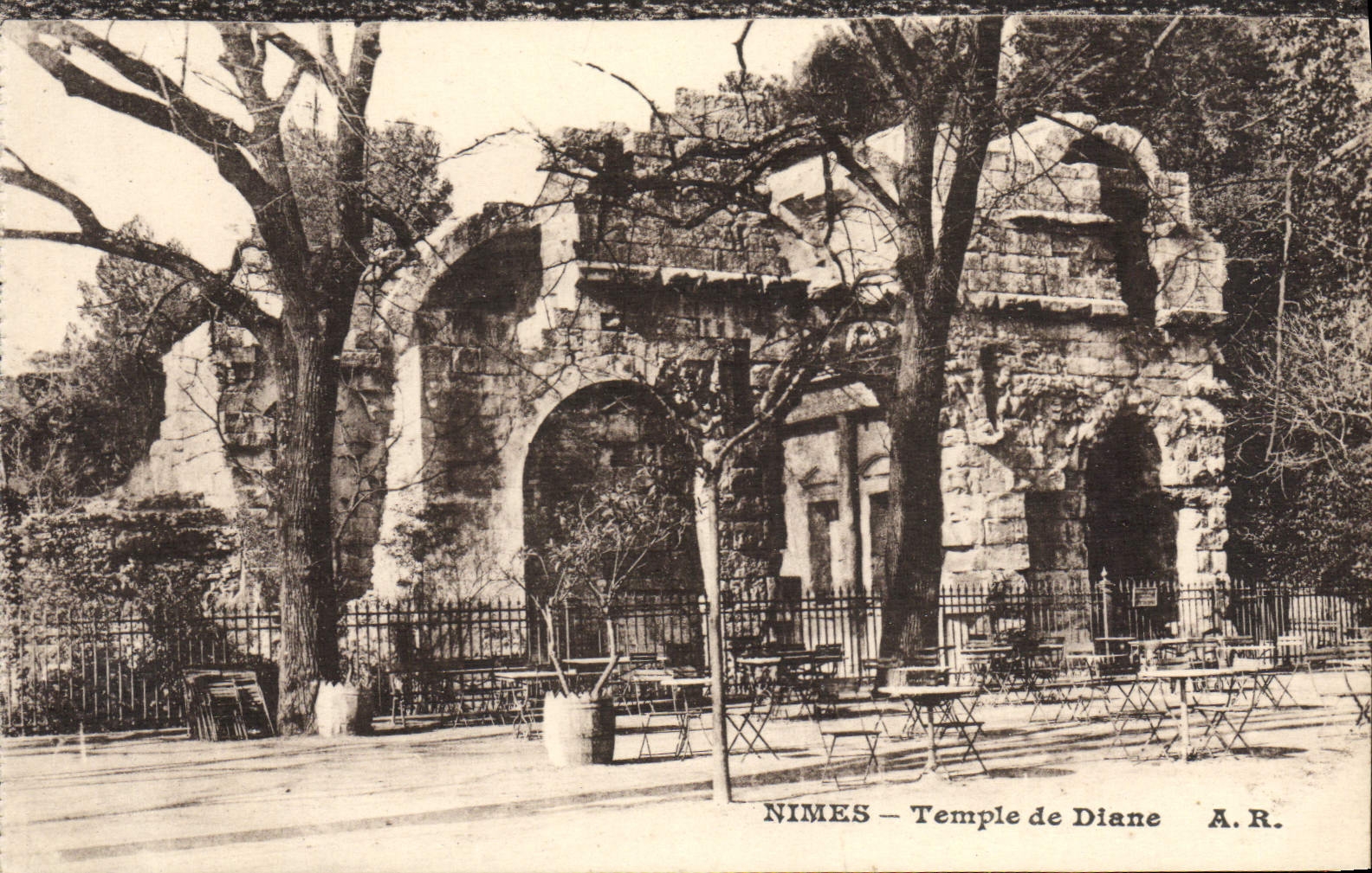CPA Nimes Temple De Diane