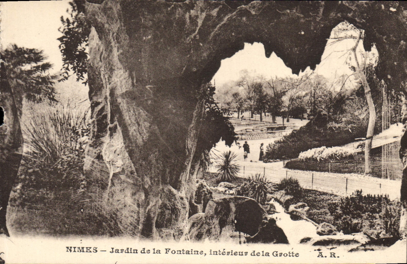 CPA Nimes Jardin De La Fontaine Interieur De La Grotte
