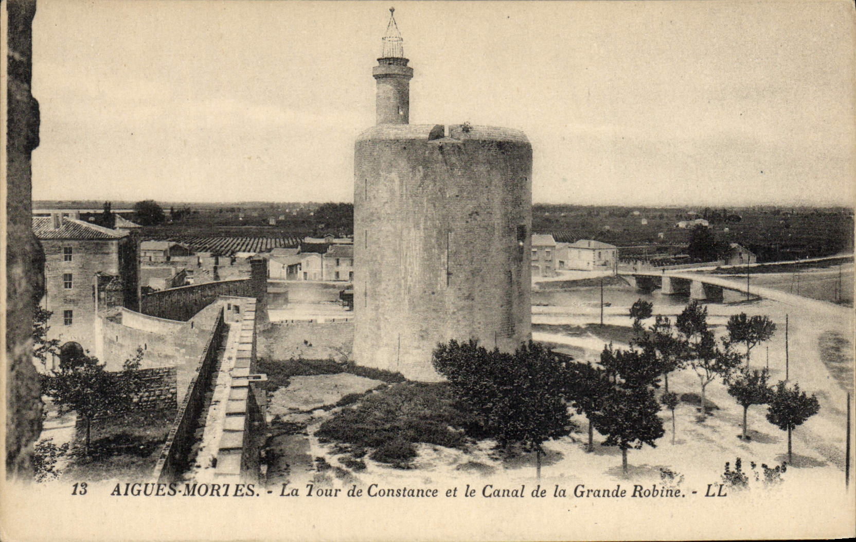 CPA Aigues Mortes La Tour De Constance Et Le Canal De La Grande Robine