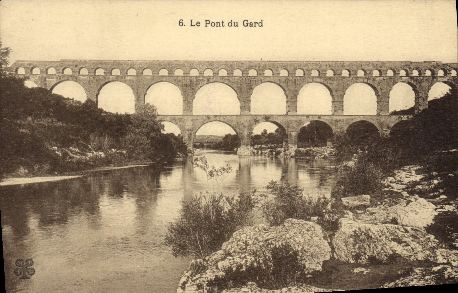 CPA Le Pont Du Gard Aqueduc
