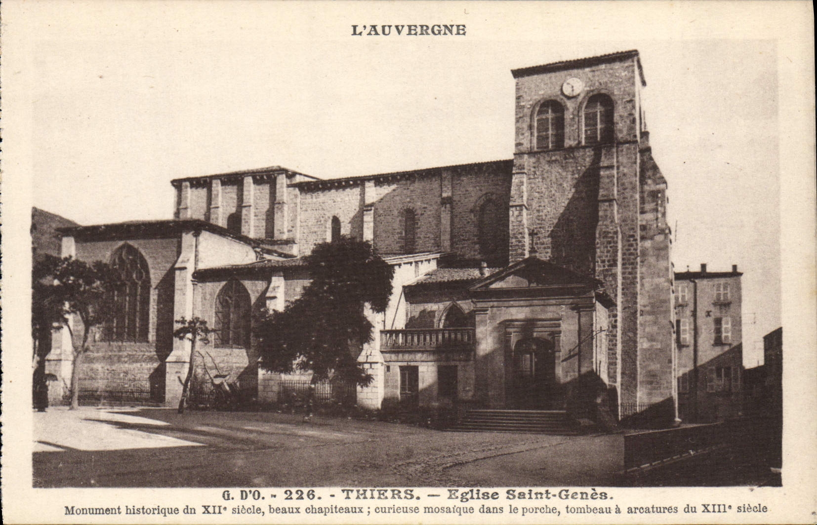 CPA L'Auvergne Thiers Eglise Saint Genes