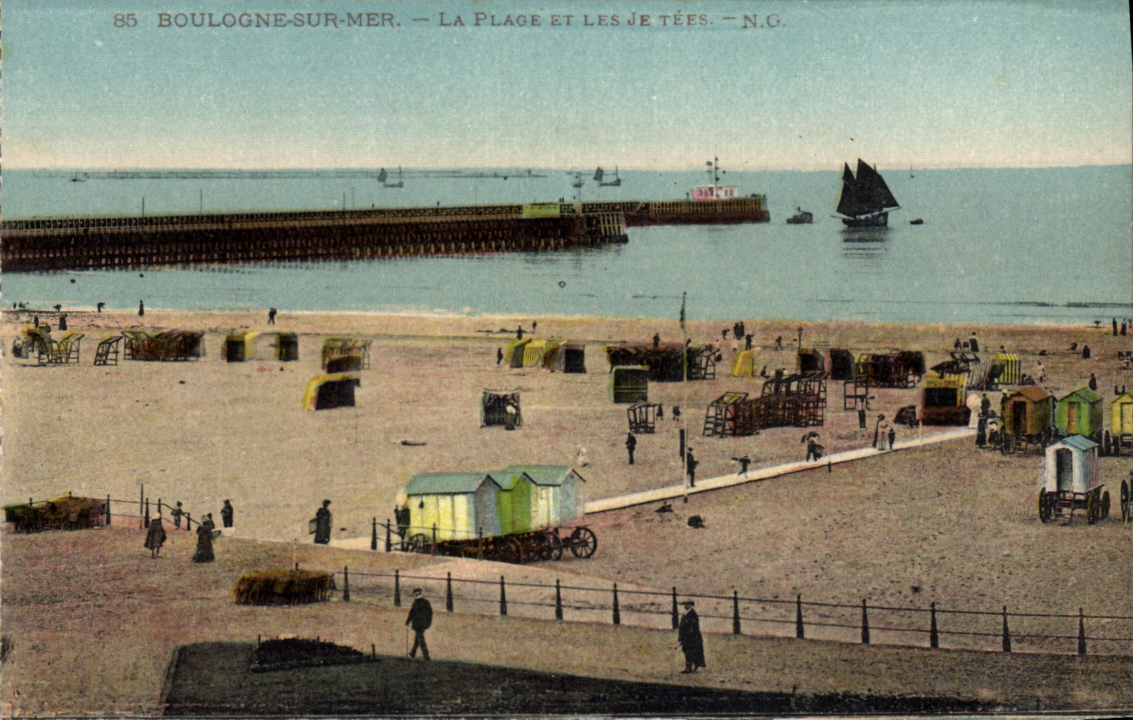 VINTAGE POSTCARD Boulogne On Sea the Beach And Piers