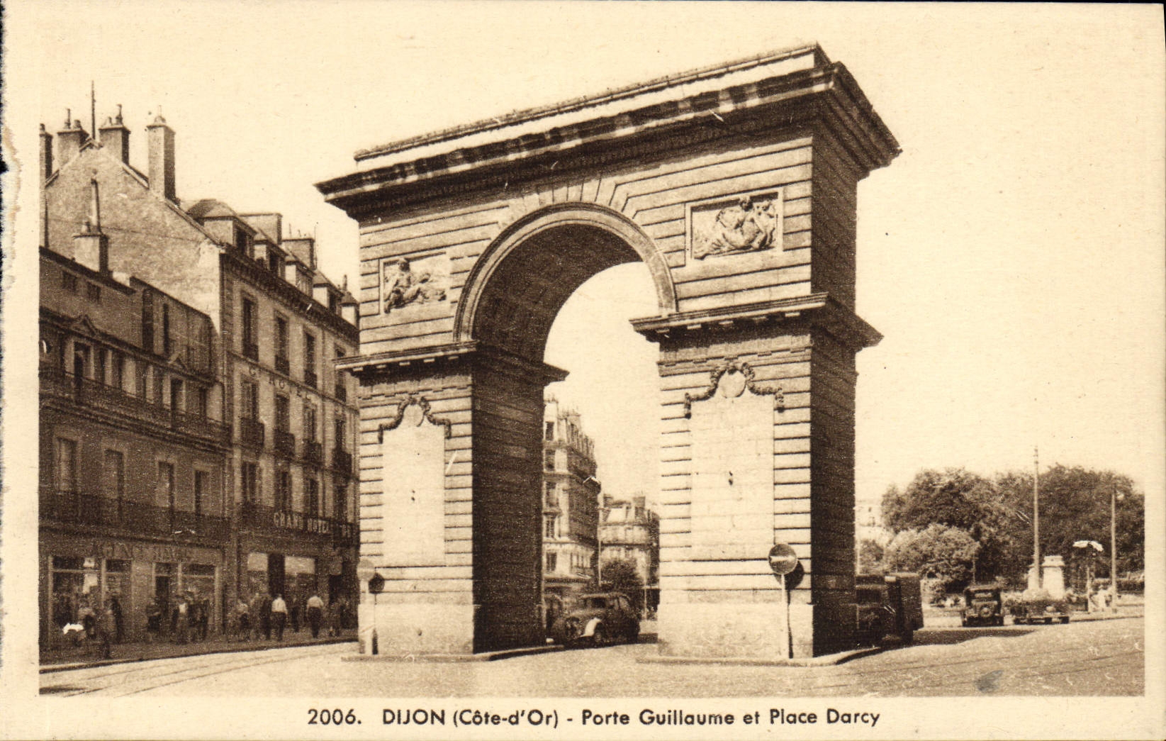 CPA Dijon Porte Guillaume Et Place Darcy