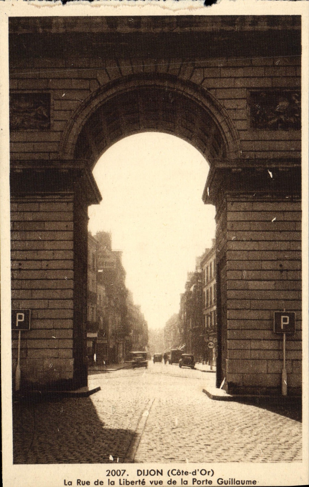 VINTAGE POSTCARD Dijon the Street Of the Freedom Seen Of the Guillaume Gate