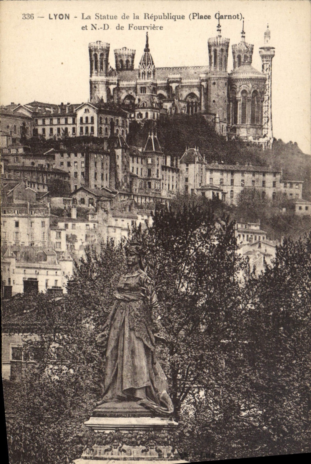 CPA Lyon La Statue De La Republique