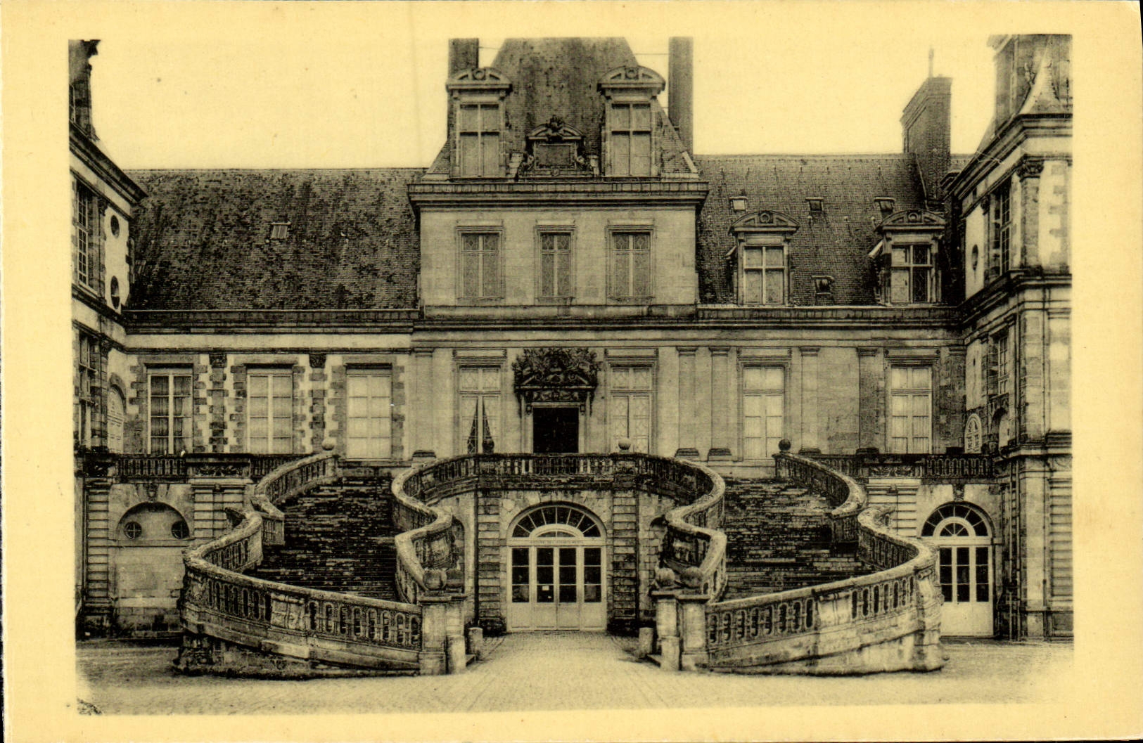 VINTAGE POSTCARD Castle De Fontainebleau Escalier out of horseshoe