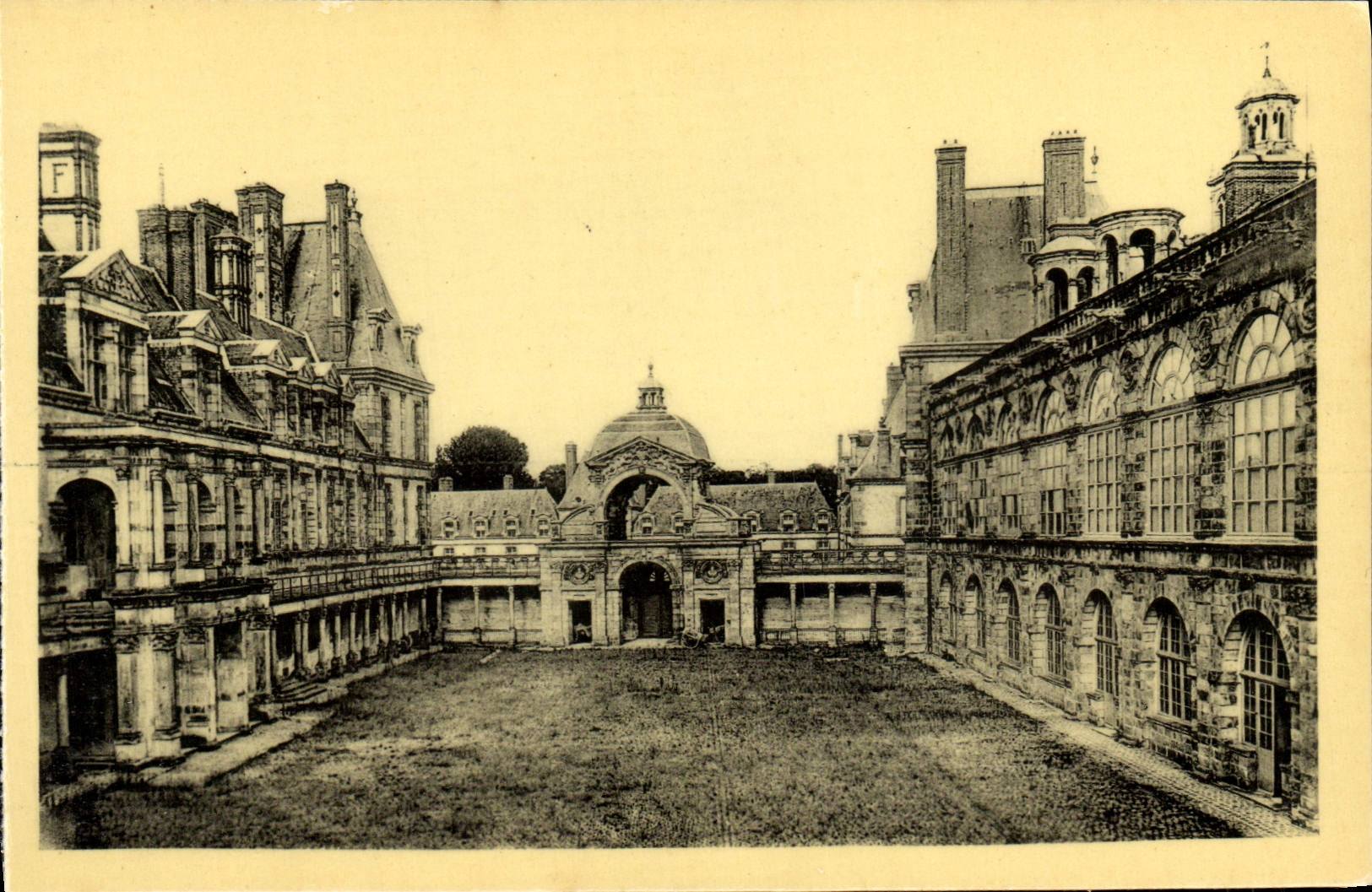 VINTAGE POSTCARD Castle De Fontainebleau oval court