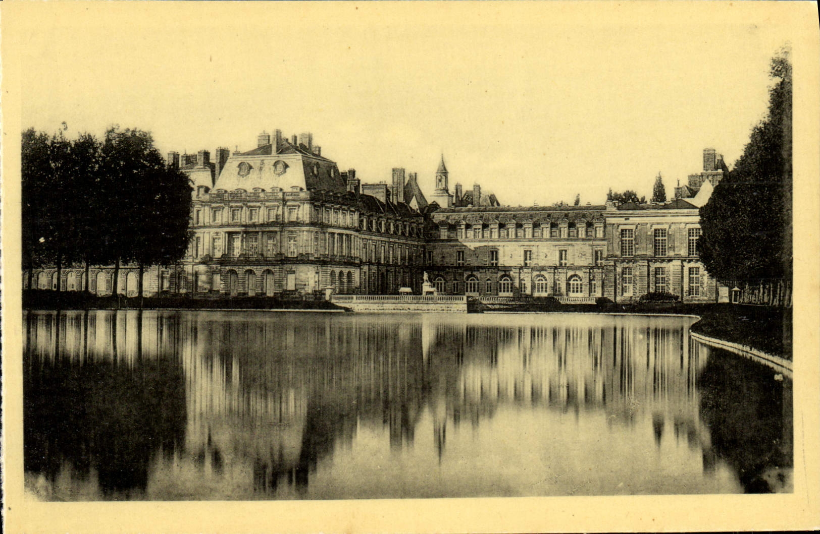 VINTAGE POSTCARD Castle De Fontainebleau Together on the water part