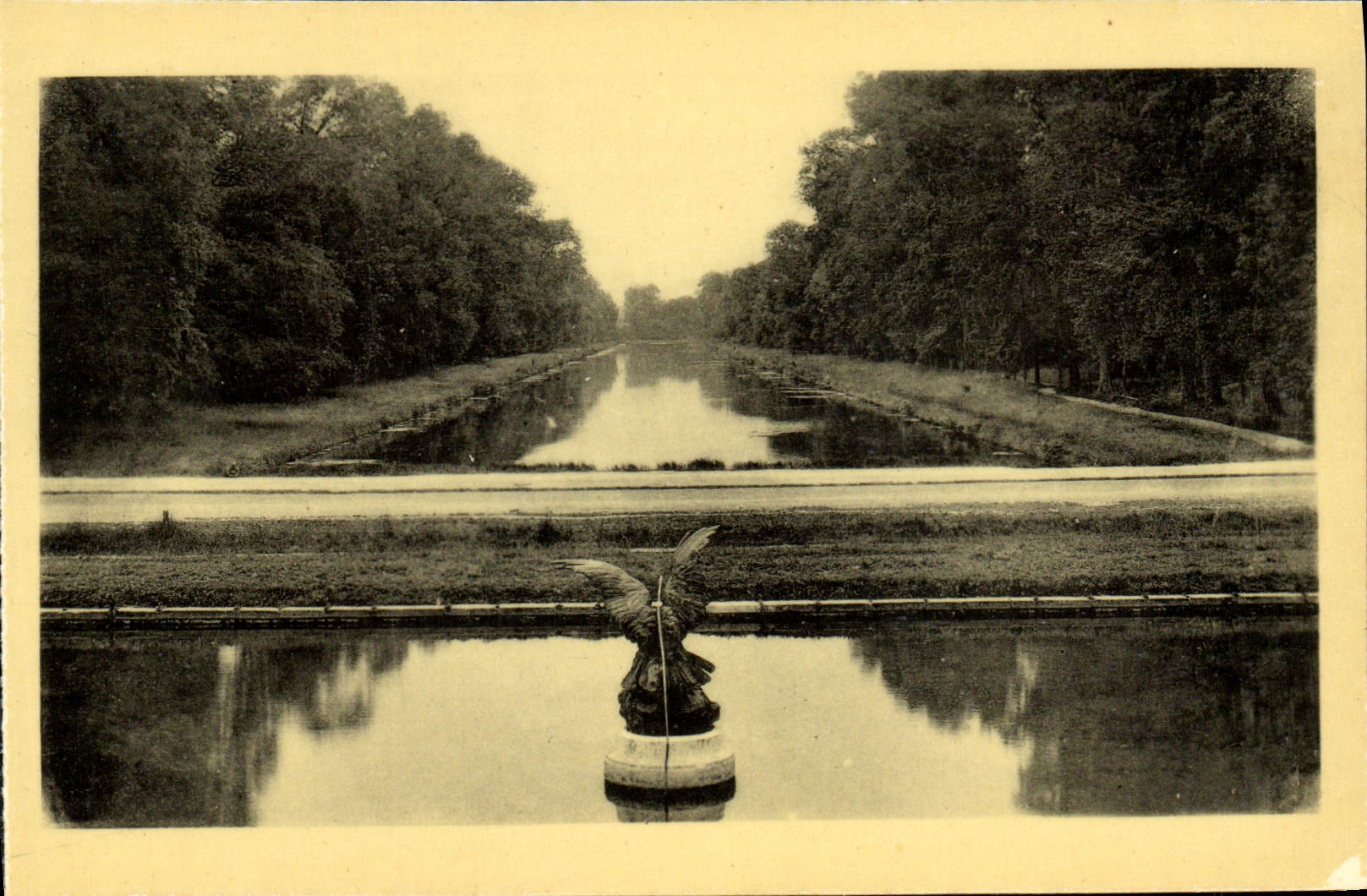 VINTAGE POSTCARD Castle De Fontainebleau the canal