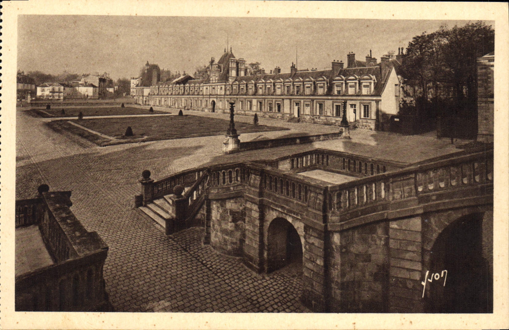 CPA Chateau De Fontainebleau Aile des Ministres et cour des Adieux