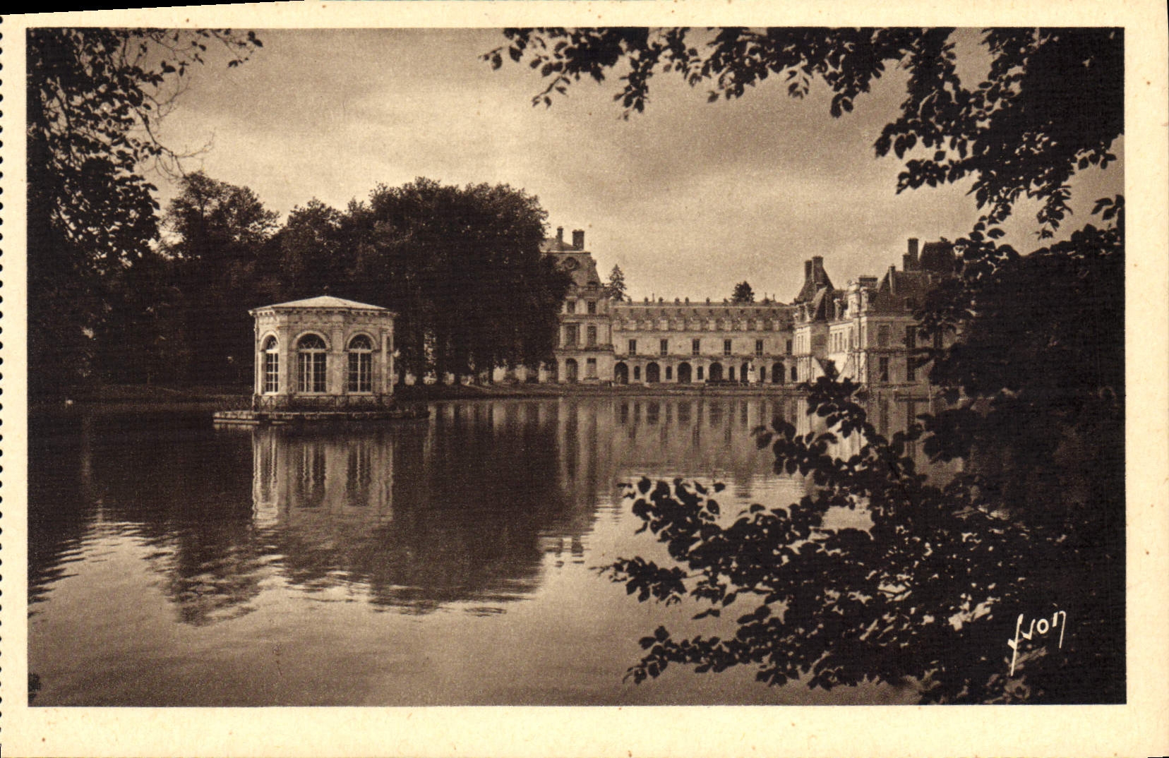 CPA Fontainebleau Facade Sur I'Etang Des Carpes