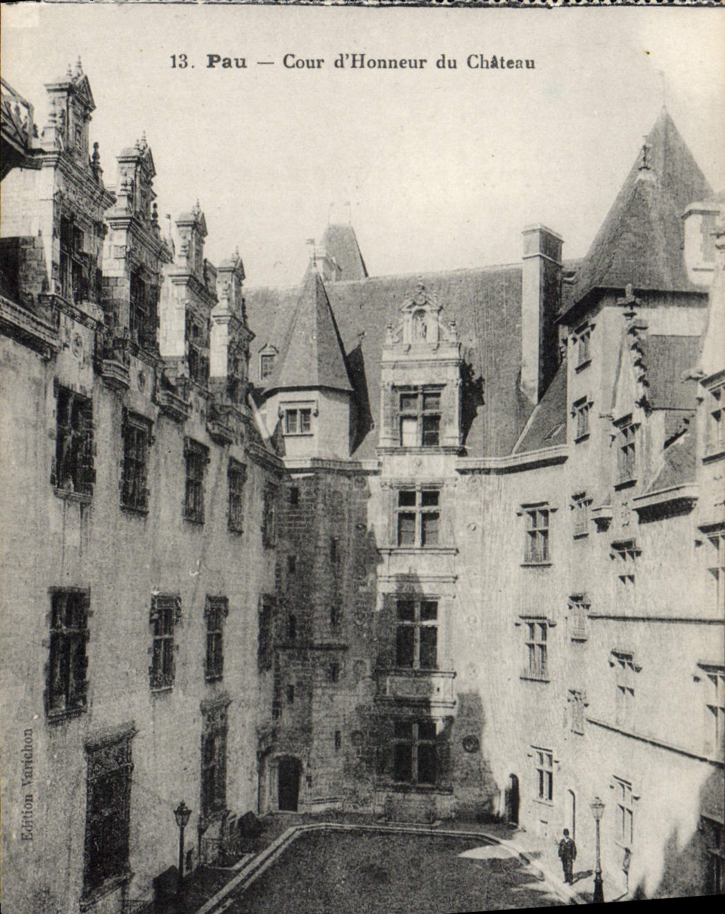 Patio principal de Pau de la POSTAL de la VENDIMIA del castillo