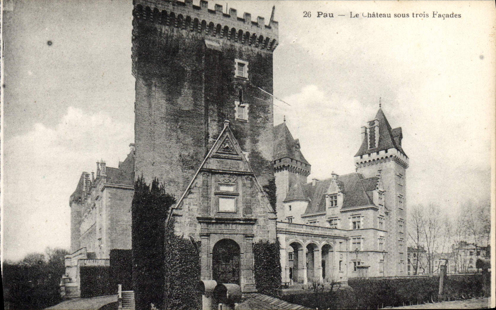 VINTAGE POSTCARD Pau Castle under three frontages