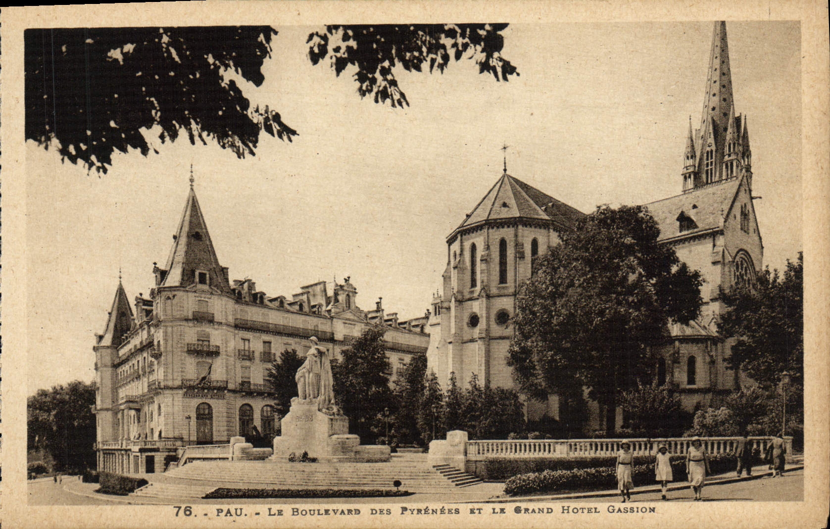 POSTAL Pau de la VENDIMIA el bulevar de los Pyrenees y del hotel grande de Gassion