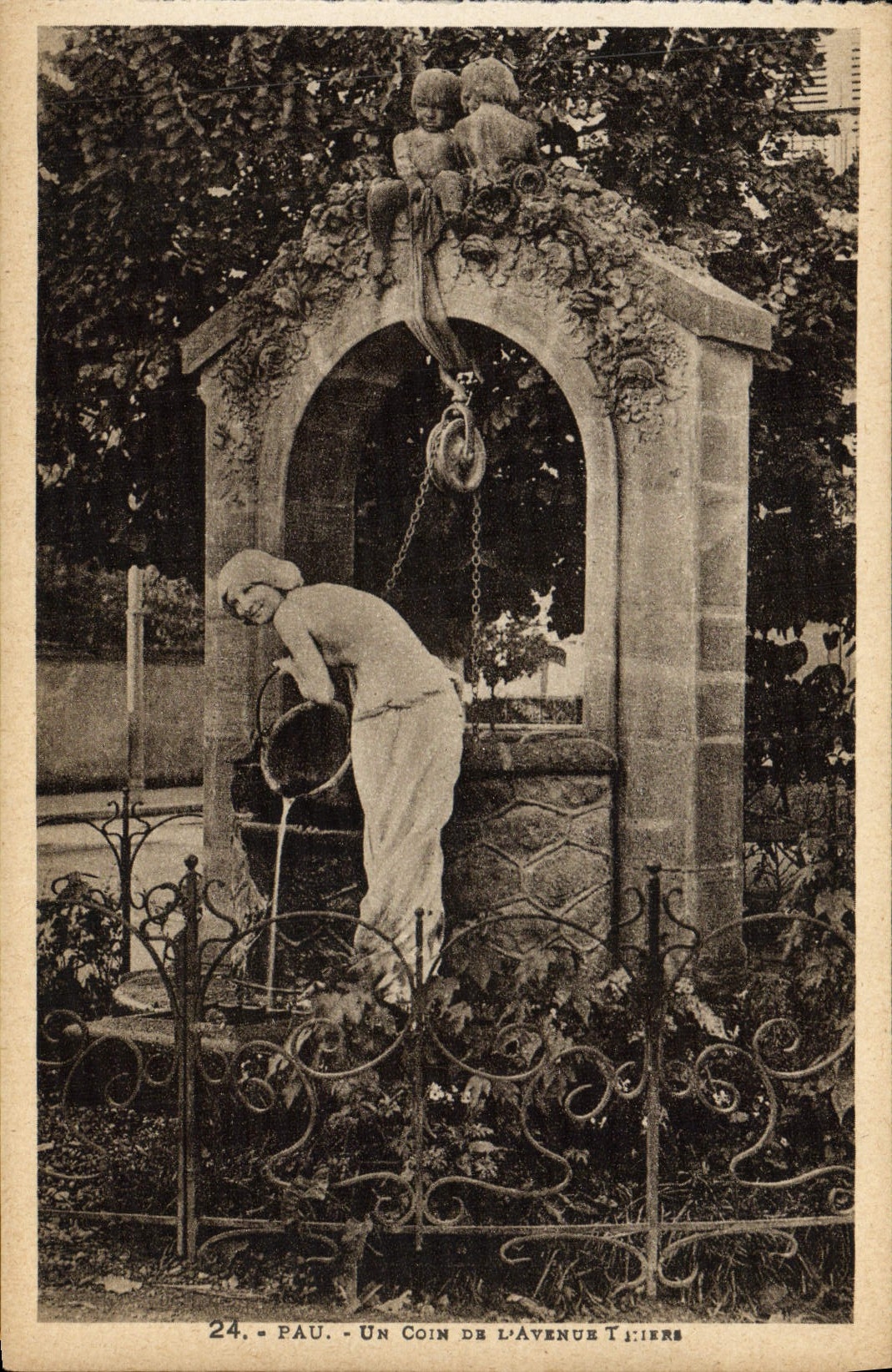 POSTAL Pau de la VENDIMIA una esquina de la avenida de Thiers