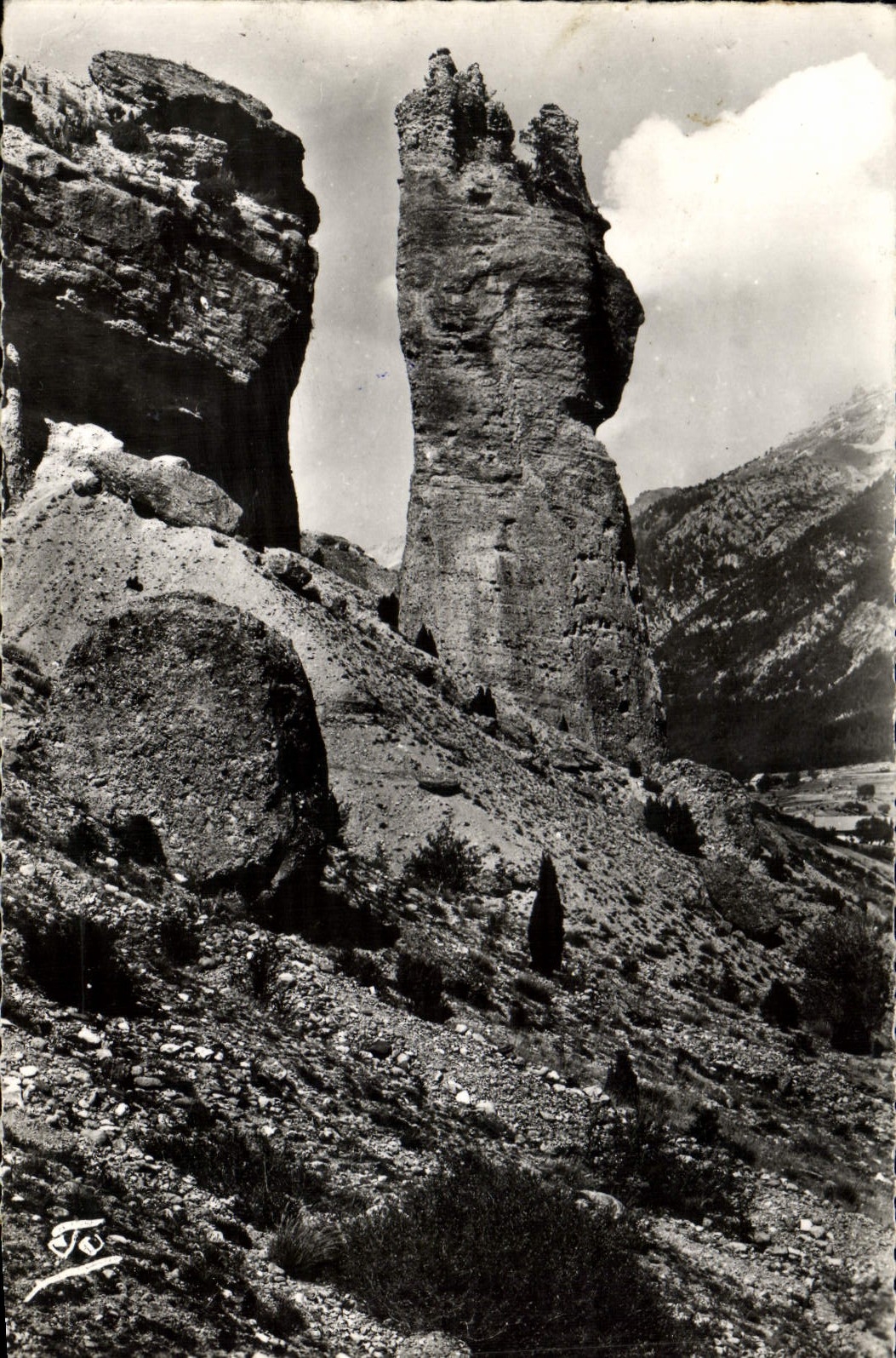 CPM Les Alpes Vallee De La Durance Mont Dauphin Vauban La main de Titan erosion curieuse