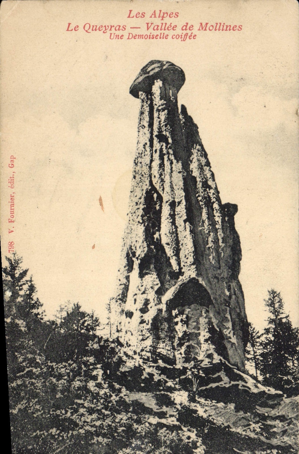 CPA Le Queyras Vallee de Mollines Une demoiselle coiffee