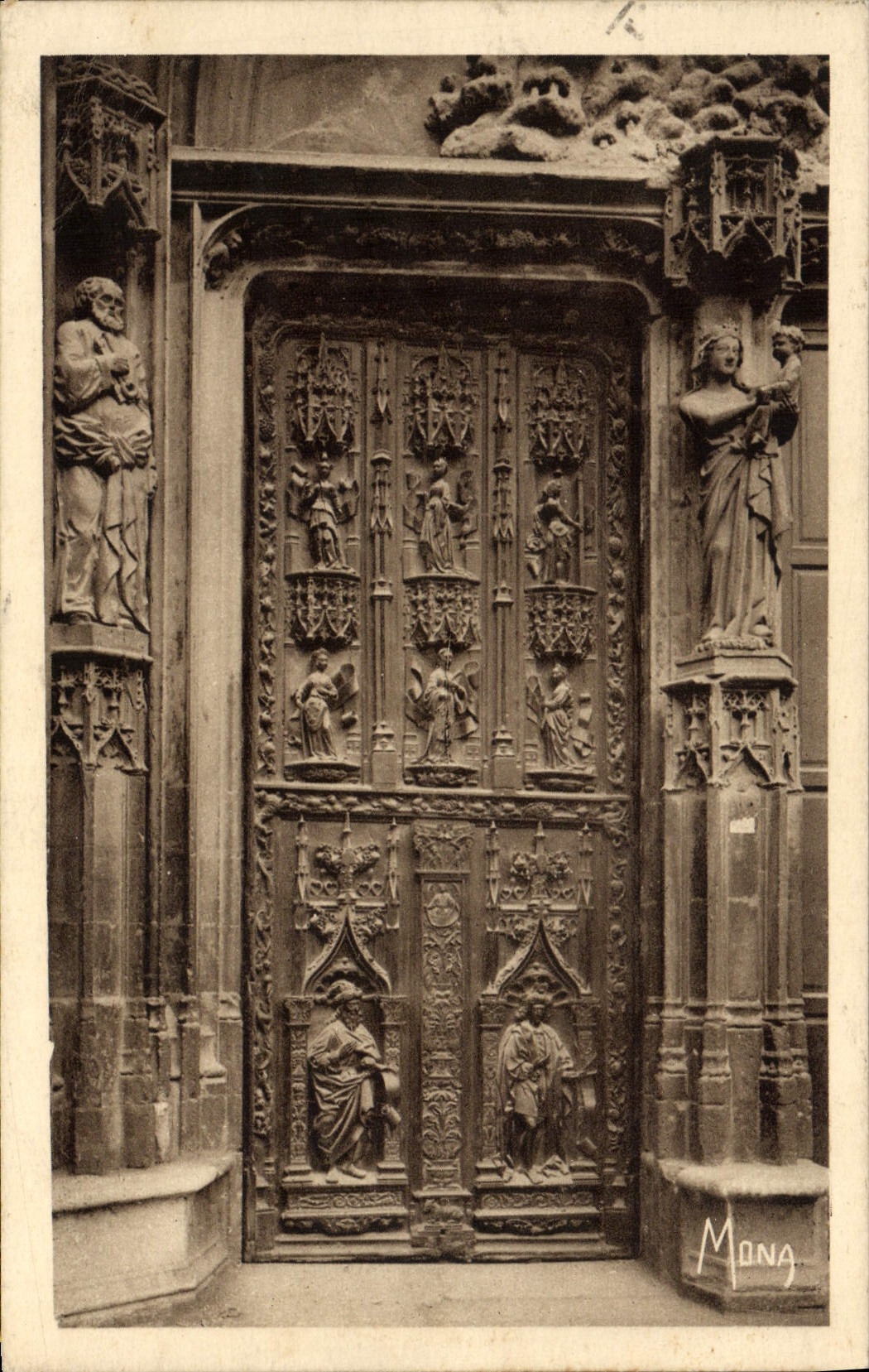 CPA Aix En Provence Bas Portail de la cathedrale Saint Sauveur 