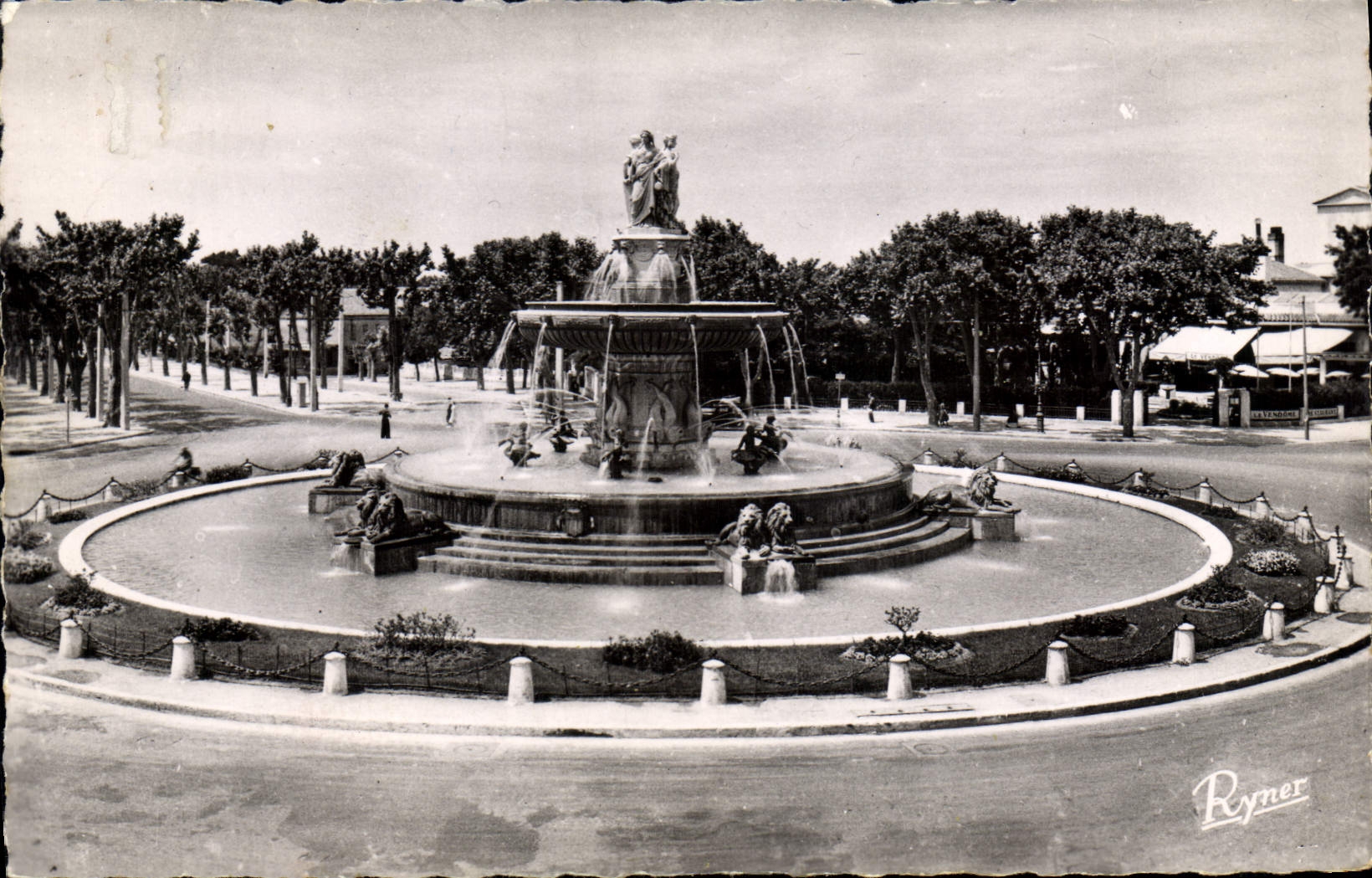CPM Aix En Provence Grande Fontaine Sur La Rotonde
