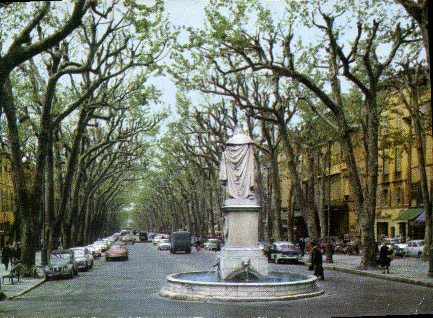 CPM Aix En Provence Le Cours Mirabeau Au Premier Plan Statue du Roy Rene 