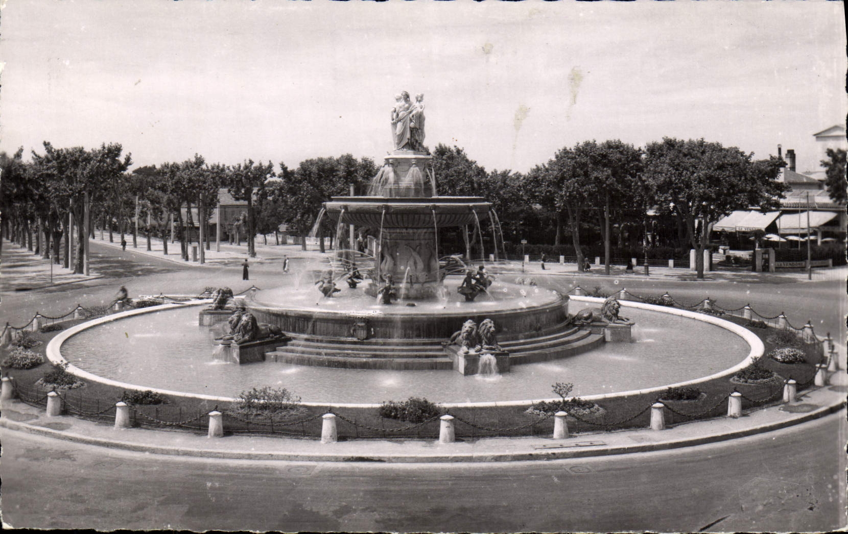 CPM Aix En Provence Grande Fontaine sur la Rotonde